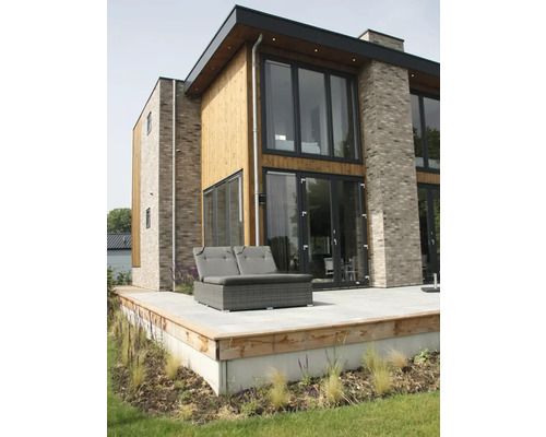 Modern huis met houten gevel en terras