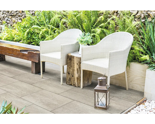 Terras met tuinmeubelen en terrastegels