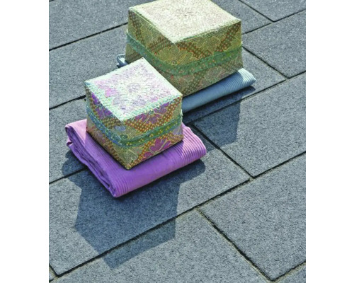 Decoratieve dozen op straatstenen en stoffen doeken