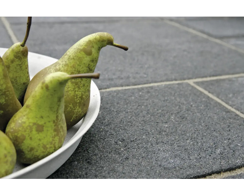 Peren in een schaal op straatstenen