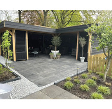 Tuinpaviljoen met bestrating, planten en zithoek buiten