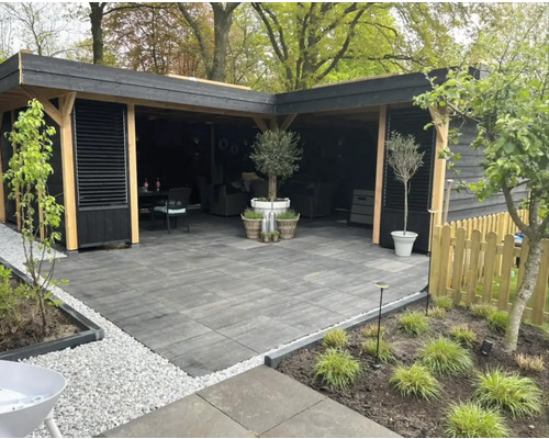 Tuinpaviljoen met bestrating, planten en zithoek buiten