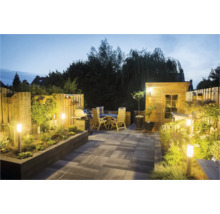 Tuinscene in de avond met terras, tuinhuis en verlichting