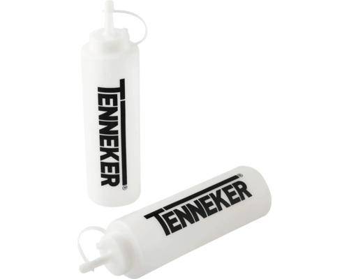 Twee witte spuitflessen van het merk Tenneker