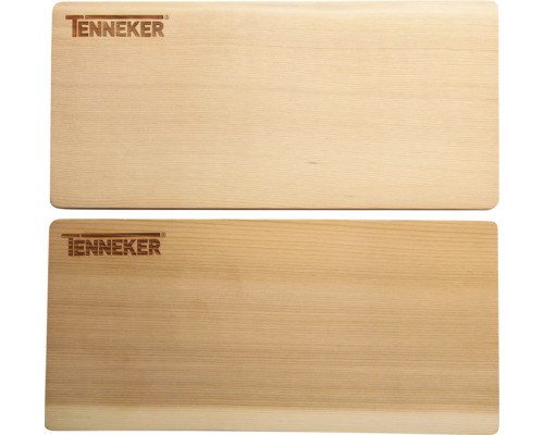 Twee houten saunabanken met Tenneker logo