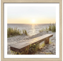Ingelijste foto van een houten bank op het strand bij zonsondergang