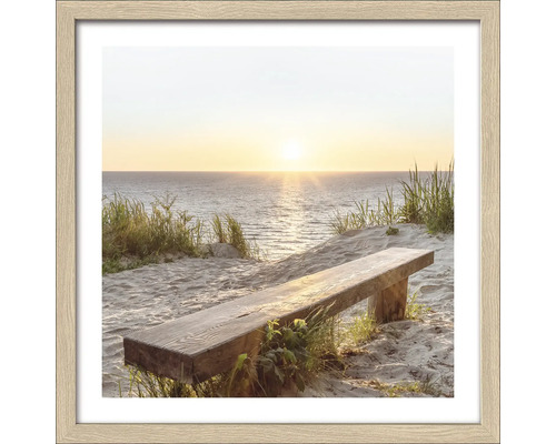 Ingelijste foto van een houten bank op het strand bij zonsondergang