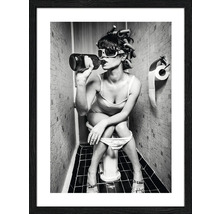 Zwart-witfoto van een vrouw met krulspelden die op een toilet zit en uit een fles drinkt, ingelijst