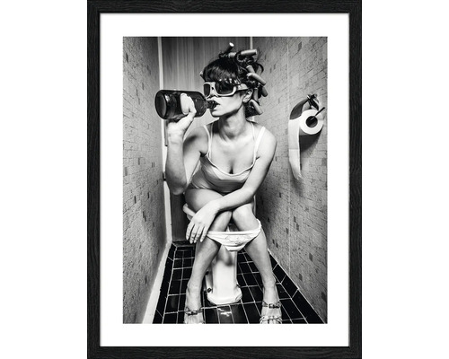 Zwart-witfoto van een vrouw met krulspelden die op een toilet zit en uit een fles drinkt, ingelijst