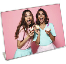 Foto met twee vrouwen die enthousiast gebak vasthouden