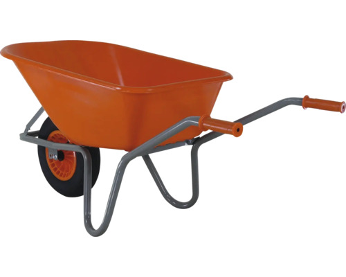 Oranje kruiwagen voor het vervoer van materialen in de tuin of op de bouwplaats.