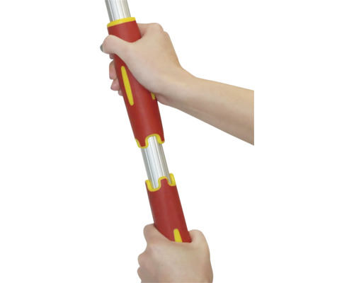 Handen houden een steel vast met een rood handvat