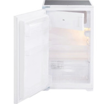 Open witte koelkast met interieurverlichting