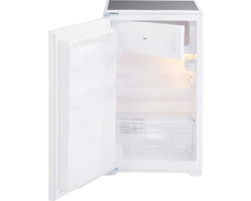 Open witte koelkast met interieurverlichting