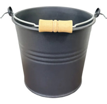 Metalen emmer met houten handvat