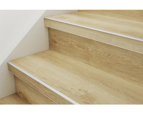 Trap met houten decor en traprandprofiel