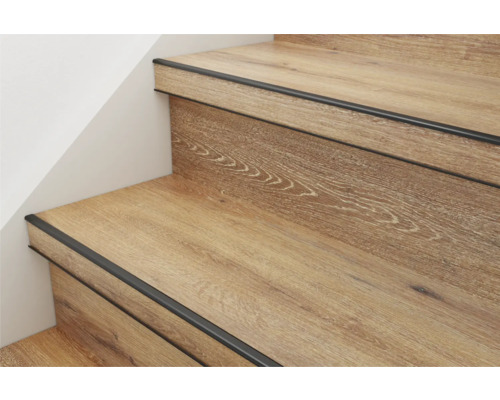 Close-up van trap met laminaat en trapprofiel