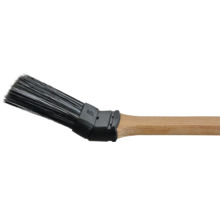 Borstel met haren en houten handvat