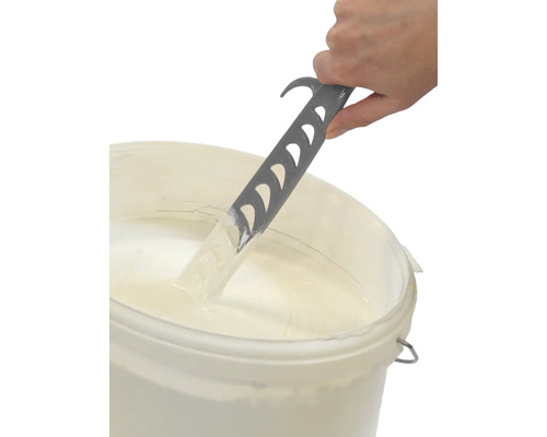 Emmer met verf en verfroerder