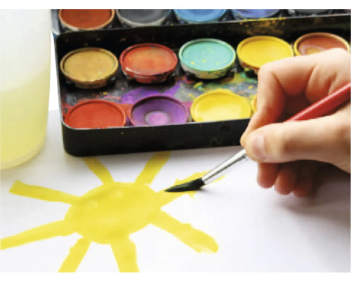 Aquarelverfset met penseel en geschilderde zon