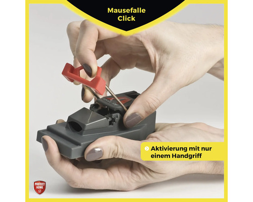 Een hand activeert een grijze, herbruikbare muizenval.