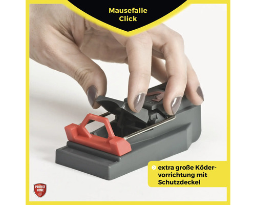 Een hand zet een muizenval op spanning.