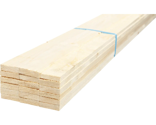 Stapel ruwe houten planken voor bouwprojecten