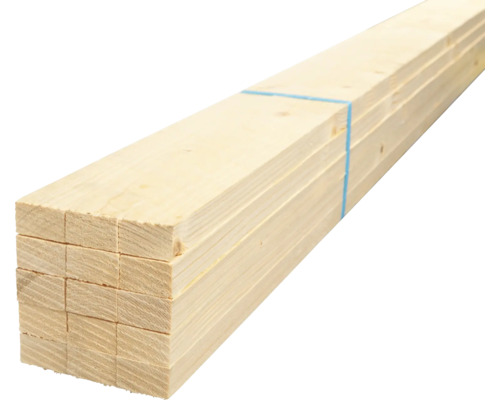 Stapel ruwe planken voor bouwprojecten