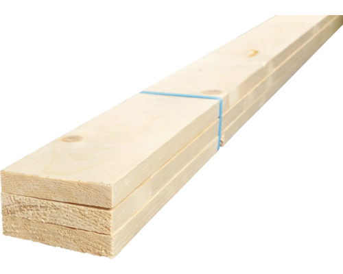 Stapel ruwe houten planken voor bouwprojecten