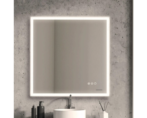 Vierkante spiegel met ledverlichting in de badkamer boven een wastafel