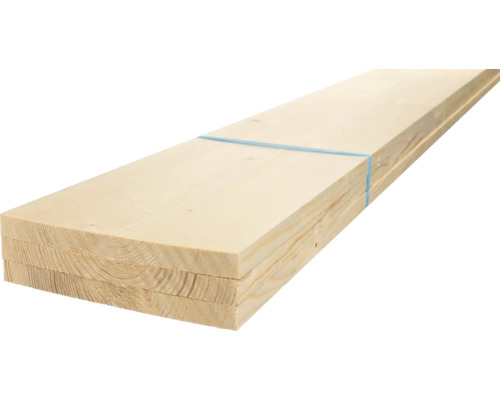 Stapel houten planken voor bouwprojecten