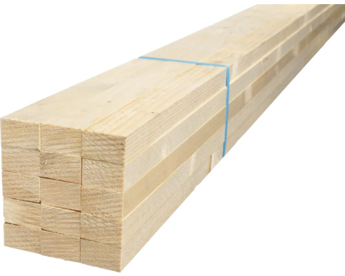 Stapel ruwe houten latten voor bouwprojecten