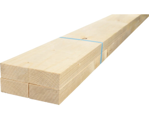 Stapel houten latten voor bouwprojecten