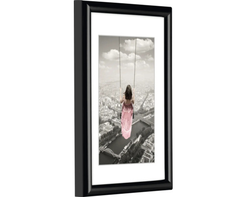 Ingelijste wanddecoratie met vrouw op schommel voor stadsgezicht