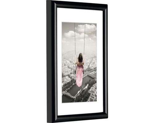 Ingelijste afbeelding met een vrouw op een schommel boven een stad