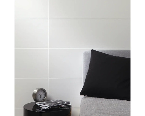 DUMAPLAST Wandbekleding Dumapan Clip white matt 1200x250x10 mm Wandtegels in slaapkamer met nachtkastje, kussen en klok