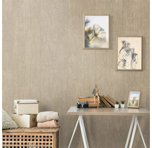 Decoratieve wand met houten structuur, afbeeldingen en accessoires op tafel