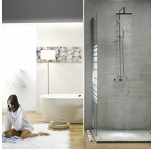 Moderne badkamer met douche, bad en decoratieve wanddecoratie
