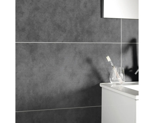 DUMAPLAST Plafondbekleding Dumapan Lock torino light 1200x375x10 mm Detailopname van een badkamer met grijze tegels en een wastafel met tandenborstel