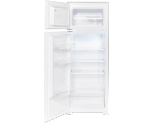 Geopende witte koelkast met planken