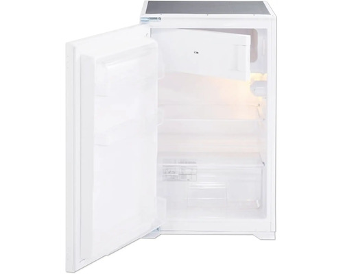 Geopende koelkast met zicht op het interieur