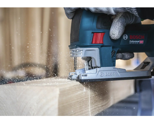 Bosch decoupeerzaag snijdt hout, er vliegen spaanders