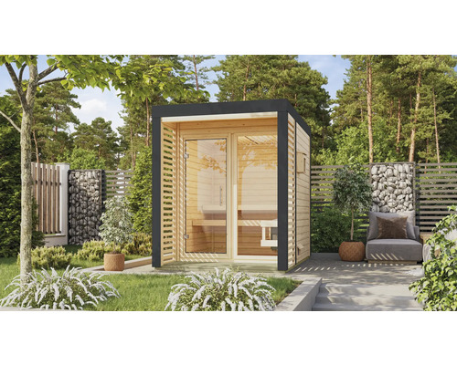 Vrijstaande tuinsauna met glazen deur en houten bekleding in de buitenruimte