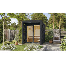 Houten buitensauna met glazen deur in een tuin