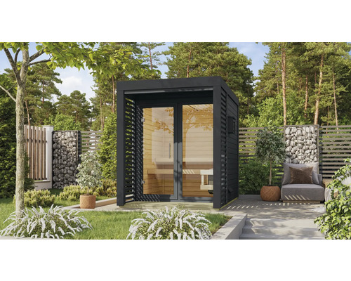 Houten buitensauna met glazen deur in een tuin