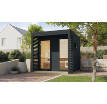 Buitensauna met glazen deur en lamellenwand in de tuin