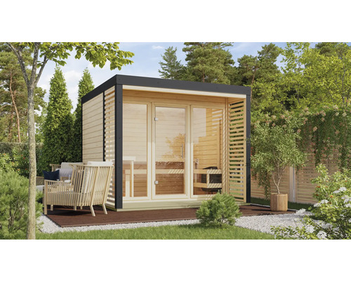Houten sauna met glazen voorkant in de tuin