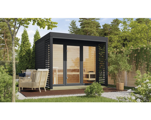 Buitenaanzicht van een tuinsauna met zithoek en houten terras