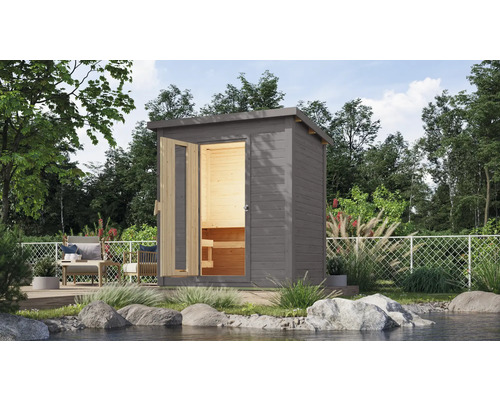 Houten buitensauna met open deur in tuinlandschap