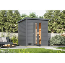 Houten tuinsauna met glazen deur in de buitenruimte